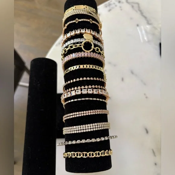 ✨New Rose gold-toned tennis bracelet crosses and cubic zirconia stones 7.5” 🎁